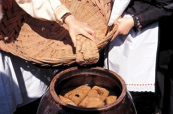 포토 JPG 주간 한국문화 한국전통 전통 손 한식 음식 식재료 한국 사람 야외 신체부위 전통음식 항아리 양념 된장 장 간장 발효 메주 발효음식 채반 국내포토 자연요소 동양문화 그릇 아시아 도자기 파일형식