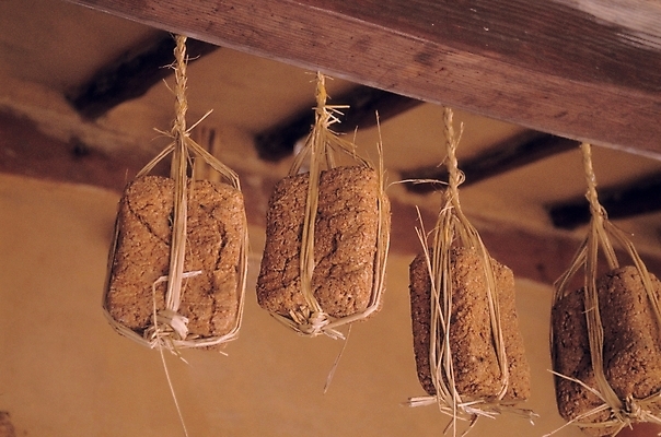 포토 JPG 주간 한국전통 전통 음식 식재료 사람없음 야외 전통음식 양념 된장 장 발효 처마 메주 발효음식 국내포토 자연요소 한국 파일형식