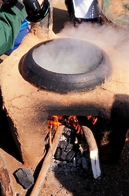 포토 JPG 주간 한국문화 한국전통 전통 생활용품 주방용품 불 전통소품 한국 사람없음 야외 연기 가마솥 솥 장작 오브젝트 화덕 국내포토 자연요소 동양문화 아시아 화로 파일형식