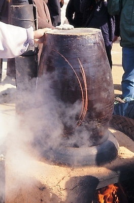 포토 JPG 주간 한국문화 한국전통 전통 생활용품 주방용품 사람 여러명 야외 항아리 가마솥 솥 오브젝트 화덕 국내포토 자연요소 동양문화 다수 한국 도자기 화로 파일형식