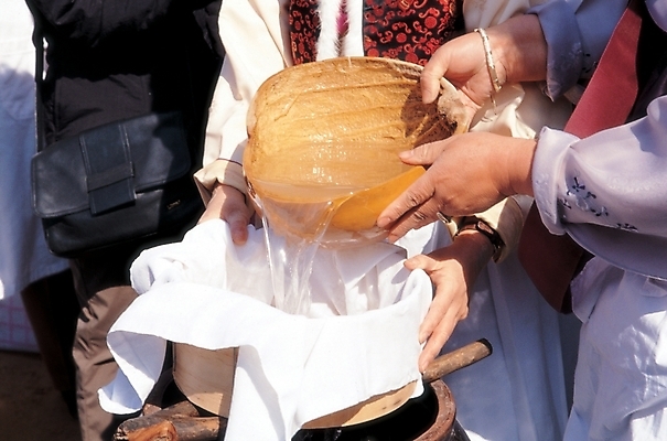 포토 JPG 주간 한국문화 한국전통 손 여자 한식 식재료 한국 사람 야외 두명 신체부위 물 요리중 바가지 소금물 국내포토 자연요소 동양문화 전통 아시아 음식 모션 파일형식