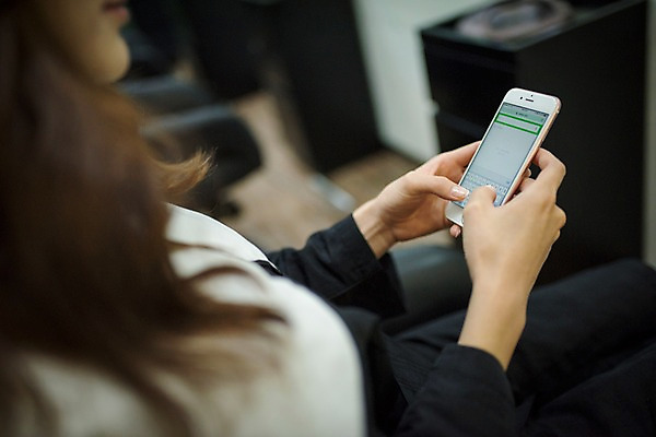 포토 JPG 우먼라이프 여자 실내 한명 앉기 상반신 20대 성인 옆모습 아웃포커스 스마트폰 뷰티 한국인 미용실 성인여자한명만 드라이보 국내포토 1 라이프스타일 뷰포인트 모션 촬영기법 사람 동양인 청년 내부 핸드폰 스마트기기 미용용품 뷰티샵 여자한명만 성인여자만 파일형식