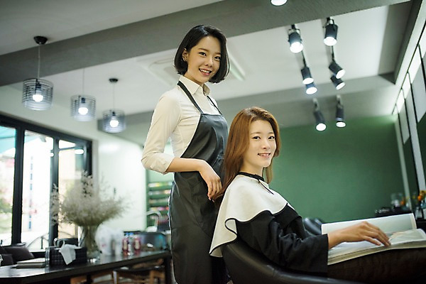 포토 JPG 우먼라이프 응시 여자 실내 서기 웃음 앉기 상반신 20대 성인 두명 앞모습 아웃포커스 뷰티 한국인 미용실 미용사 성인여자만 드라이보 국내포토 직업 라이프스타일 시선 뷰포인트 모션 촬영기법 표정 사람 동양인 청년 내부 미용용품 뷰티샵 여자만 성인만 파일형식