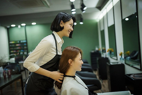 포토 JPG 우먼라이프 응시 여자 실내 서기 웃음 앉기 상반신 20대 성인 두명 옆모습 아웃포커스 뷰티 한국인 미용실 미용사 성인여자만 드라이보 소상공인 국내포토 직업 라이프스타일 시선 뷰포인트 모션 촬영기법 표정 사람 동양인 청년 내부 경제 미용용품 뷰티샵 상인 여자만 성인만 파일형식