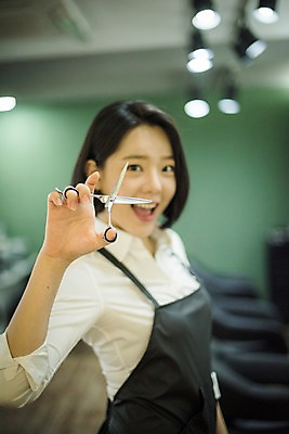 포토 JPG 우먼라이프 응시 여자 실내 한명 서기 웃음 들기 상반신 20대 성인 앞모습 아웃포커스 뷰티 앞치마 한국인 미용실 미용사 미용가위 성인여자한명만 소상공인 국내포토 직업 1 라이프스타일 시선 뷰포인트 모션 가위_도구 촬영기법 표정 사람 동양인 청년 내부 경제 미용용품 뷰티샵 상인 여자한명만 성인여자만 파일형식