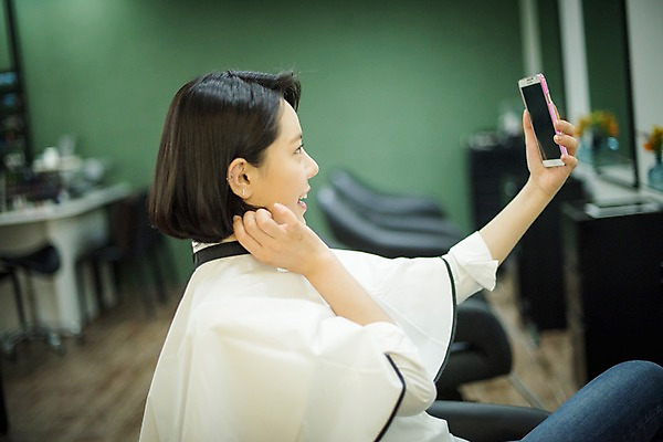 포토 JPG 우먼라이프 응시 여자 실내 한명 웃음 앉기 상반신 20대 성인 옆모습 아웃포커스 뷰티 한국인 미용실 셀프카메라 성인여자한명만 드라이보 국내포토 1 라이프스타일 시선 뷰포인트 모션 촬영기법 표정 사람 동양인 청년 내부 사진촬영 미용용품 뷰티샵 여자한명만 성인여자만 파일형식