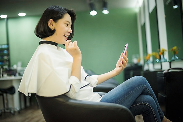 포토 JPG 우먼라이프 응시 여자 실내 한명 웃음 앉기 상반신 20대 성인 옆모습 아웃포커스 뷰티 한국인 미용실 셀프카메라 성인여자한명만 드라이보 국내포토 1 라이프스타일 시선 뷰포인트 모션 촬영기법 표정 사람 동양인 청년 내부 사진촬영 미용용품 뷰티샵 여자한명만 성인여자만 파일형식