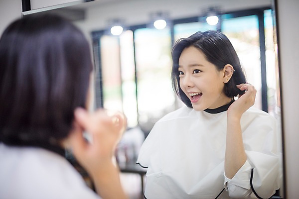 포토 JPG 우먼라이프 응시 여자 실내 한명 웃음 앉기 상반신 20대 성인 앞모습 뒷모습 아웃포커스 뷰티 거울 한국인 미용실 성인여자한명만 드라이보 국내포토 1 라이프스타일 시선 뷰포인트 모션 촬영기법 표정 사람 동양인 청년 내부 미용용품 뷰티샵 여자한명만 성인여자만 파일형식