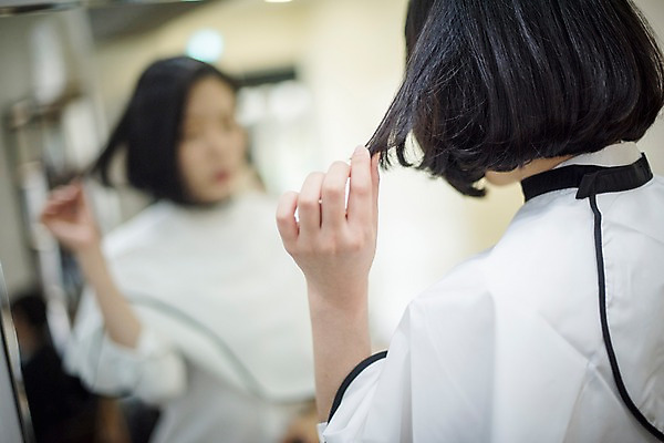 포토 JPG 우먼라이프 응시 여자 실내 한명 앉기 상반신 20대 성인 앞모습 뒷모습 아웃포커스 뷰티 머리카락 만지기 한국인 미용실 성인여자한명만 드라이보 국내포토 1 라이프스타일 시선 뷰포인트 모션 촬영기법 사람 동양인 청년 내부 머리 미용용품 뷰티샵 여자한명만 성인여자만 파일형식