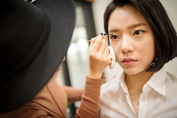 포토 JPG 우먼라이프 응시 여자 실내 앉기 상반신 20대 성인 두명 앞모습 화장 뷰티 한국인 마스카라 메이크업아티스트 메이크업브러쉬 성인여자만 국내포토 직업 라이프스타일 시선 뷰포인트 모션 사람 동양인 청년 내부 화장품 붓 여자만 성인만 파일형식