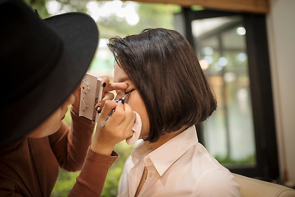 포토 직업 라이프스타일 뷰포인트 모션 촬영기법 사람 동양인 청년 내부 뷰티 붓 속눈썹 여자만 성인만 파일형식 JPG 여자 실내 앉기 상반신 성인 두명 옆모습 아웃포커스 화장 눈감음 메이크업아티스트 붙이기 인조속눈썹 성인여자만 우먼라이프 한국인 20대 메이크업브러쉬 신체부위 국내포토