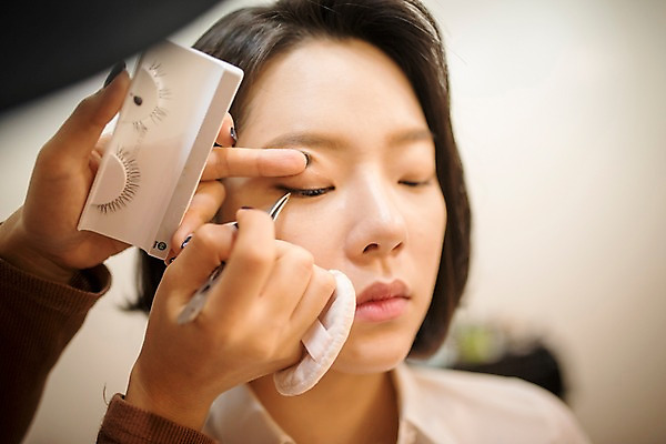 포토 라이프스타일 시선 뷰포인트 모션 사람 동양인 청년 내부 뷰티 속눈썹 여자만 성인만 파일형식 집게 JPG 응시 여자 실내 앉기 상반신 성인 두명 앞모습 화장 붙이기 인조속눈썹 성인여자만 우먼라이프 한국인 20대 신체부위 국내포토