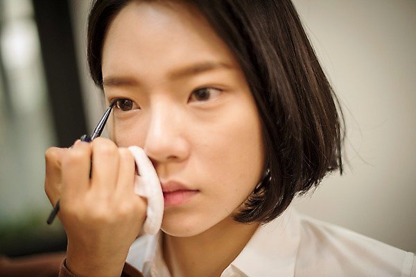 포토 JPG 우먼라이프 응시 여자 실내 앉기 상반신 20대 성인 두명 앞모습 아웃포커스 화장 뷰티 한국인 그리기 메이크업브러쉬 아이라인 성인여자만 국내포토 라이프스타일 시선 뷰포인트 모션 촬영기법 사람 동양인 청년 내부 붓 여자만 성인만 파일형식