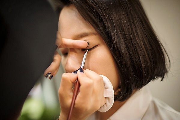 포토 JPG 우먼라이프 여자 실내 앉기 상반신 20대 성인 두명 옆모습 아웃포커스 화장 뷰티 한국인 메이크업브러쉬 아이라인 성인여자만 국내포토 라이프스타일 뷰포인트 모션 촬영기법 사람 동양인 청년 내부 붓 여자만 성인만 파일형식