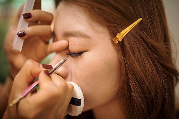 포토 라이프스타일 뷰포인트 장신구 모션 사람 동양인 청년 내부 뷰티 속눈썹 여자만 성인만 파일형식 머리핀 집게 JPG 여자 실내 앉기 상반신 성인 두명 옆모습 화장 눈감음 붙이기 인조속눈썹 성인여자만 우먼라이프 한국인 20대 신체부위 국내포토