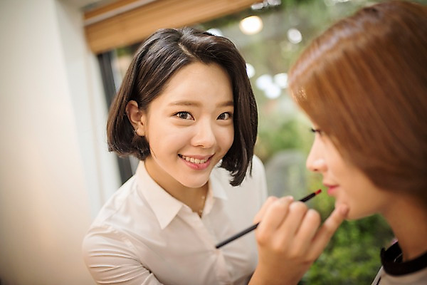 포토 JPG 우먼라이프 응시 여자 실내 서기 웃음 앉기 상반신 20대 성인 두명 앞모습 옆모습 아웃포커스 화장 뷰티 한국인 립스틱 메이크업아티스트 메이크업브러쉬 성인여자만 국내포토 직업 라이프스타일 시선 뷰포인트 모션 촬영기법 표정 사람 동양인 청년 내부 화장품 붓 여자만 성인만 파일형식