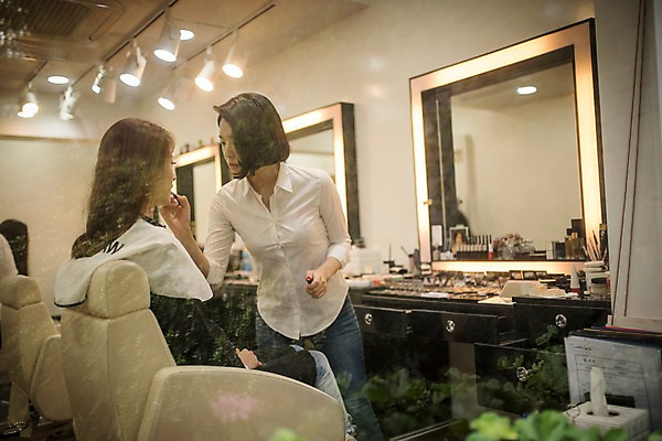 포토 JPG 우먼라이프 응시 여자 실내 서기 앉기 상반신 20대 성인 두명 옆모습 화장 뷰티 한국인 립스틱 집중 화장대 메이크업아티스트 립메이크업 성인여자만 국내포토 직업 라이프스타일 시선 뷰포인트 가구 컨셉 모션 사람 동양인 청년 내부 화장품 여자만 성인만 파일형식