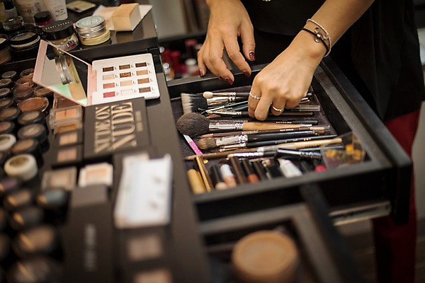 포토 JPG 우먼라이프 손 여자 실내 한명 20대 성인 신체부위 뷰티 화장품 전시 다양 아이섀도 메이크업브러쉬 국내포토 1 라이프스타일 다수 사람 청년 내부 붓 파일형식