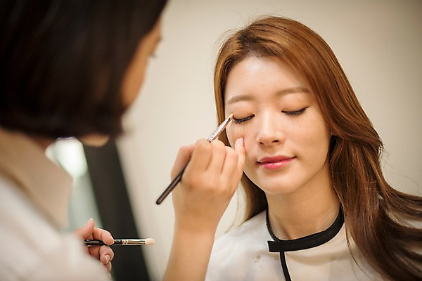 포토 JPG 우먼라이프 응시 여자 실내 서기 웃음 앉기 상반신 20대 성인 두명 앞모습 옆모습 아웃포커스 뷰티 한국인 메이크업아티스트 아이섀도 메이크업브러쉬 아이메이크업 성인여자만 국내포토 직업 라이프스타일 시선 뷰포인트 모션 촬영기법 표정 사람 동양인 청년 내부 화장 화장품 붓 여자만 성인만 파일형식