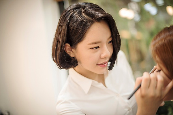 포토 JPG 우먼라이프 응시 여자 실내 서기 앉기 상반신 20대 성인 두명 앞모습 옆모습 아웃포커스 화장 뷰티 한국인 메이크업아티스트 메이크업브러쉬 아이메이크업 성인여자만 국내포토 직업 라이프스타일 시선 뷰포인트 모션 촬영기법 사람 동양인 청년 내부 붓 여자만 성인만 파일형식