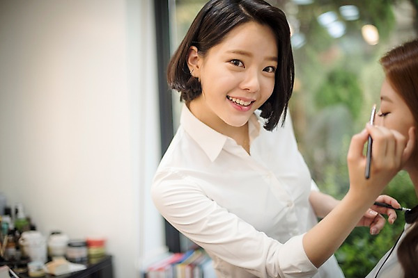 포토 JPG 우먼라이프 응시 여자 실내 웃음 앉기 상반신 20대 성인 두명 앞모습 옆모습 아웃포커스 화장 뷰티 한국인 메이크업아티스트 아이메이크업 성인여자만 국내포토 직업 라이프스타일 시선 뷰포인트 모션 촬영기법 표정 사람 동양인 청년 내부 여자만 성인만 파일형식