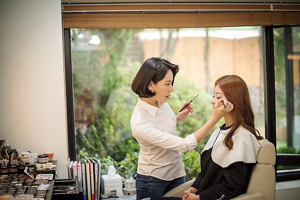 포토 JPG 우먼라이프 응시 여자 창문 실내 서기 앉기 상반신 20대 성인 두명 옆모습 화장 뷰티 눈감음 한국인 집중 화장대 메이크업아티스트 아이섀도 아이메이크업 성인여자만 국내포토 직업 라이프스타일 시선 뷰포인트 가구 컨셉 모션 사람 동양인 청년 내부 화장품 여자만 성인만 파일형식