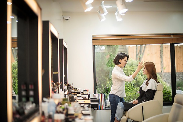 포토 JPG 우먼라이프 응시 여자 창문 조명 실내 서기 웃음 앉기 상반신 20대 성인 두명 옆모습 아웃포커스 화장 뷰티 화장품 거울 한국인 화장대 메이크업아티스트 아이메이크업 성인여자만 국내포토 직업 라이프스타일 시선 뷰포인트 가구 모션 촬영기법 표정 사람 동양인 청년 내부 여자만 성인만 파일형식