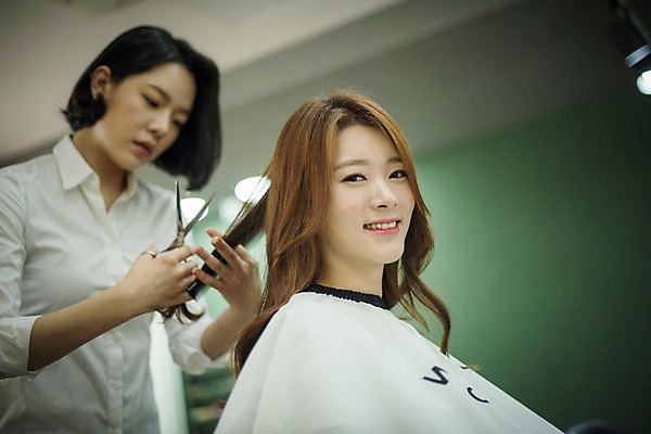 포토 JPG 우먼라이프 응시 여자 실내 서기 웃음 앉기 상반신 20대 성인 두명 앞모습 옆모습 아웃포커스 뷰티 한국인 미용실 미용사 이발 머리손질 머리다듬기 미용가위 성인여자만 커트보 국내포토 직업 라이프스타일 시선 뷰포인트 모션 가위_도구 촬영기법 표정 사람 동양인 청년 내부 미용용품 뷰티샵 여자만 성인만 파일형식