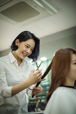 포토 JPG 우먼라이프 응시 여자 실내 서기 웃음 앉기 상반신 20대 성인 두명 옆모습 아웃포커스 뷰티 한국인 미용실 미용사 이발 머리손질 머리다듬기 미용가위 성인여자만 커트보 국내포토 직업 라이프스타일 시선 뷰포인트 모션 가위_도구 촬영기법 표정 사람 동양인 청년 내부 미용용품 뷰티샵 여자만 성인만 파일형식