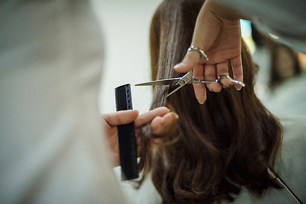 포토 JPG 우먼라이프 여자 실내 서기 앉기 상반신 20대 성인 두명 뒷모습 아웃포커스 신체부위 뷰티 한국인 미용실 이발 머리손질 머리다듬기 미용가위 성인여자만 커트보 국내포토 라이프스타일 뷰포인트 모션 가위_도구 촬영기법 사람 동양인 청년 내부 미용용품 뷰티샵 여자만 성인만 파일형식