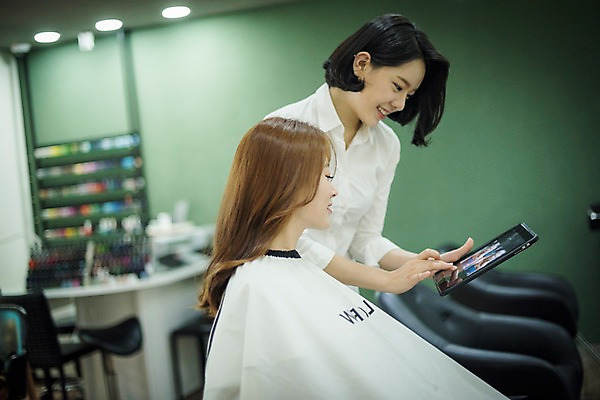 포토 JPG 우먼라이프 헤어스타일 응시 여자 실내 서기 앉기 상반신 20대 성인 두명 옆모습 아웃포커스 태블릿 뷰티 한국인 미용실 미용사 제시 성인여자만 커트보 국내포토 직업 라이프스타일 시선 뷰포인트 모션 촬영기법 사람 동양인 청년 내부 전자제품 스마트기기 미용용품 뷰티샵 여자만 성인만 파일형식
