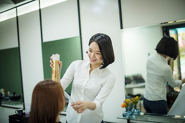 포토 JPG 우먼라이프 여자 실내 서기 앉기 상반신 20대 성인 두명 앞모습 뒷모습 뷰티 거울 한국인 미용실 미용사 스프레이 머리손질 성인여자만 커트보 국내포토 직업 라이프스타일 뷰포인트 모션 사람 동양인 청년 내부 미용용품 뷰티샵 여자만 성인만 파일형식