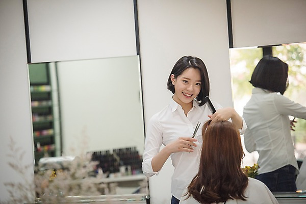 포토 JPG 우먼라이프 여자 가위 실내 서기 웃음 앉기 상반신 20대 성인 두명 앞모습 뷰티 거울 한국인 미용실 미용사 이발 머리다듬기 성인여자만 커트보 국내포토 직업 라이프스타일 뷰포인트 모션 문구용품 표정 사람 동양인 청년 내부 미용용품 뷰티샵 여자만 성인만 파일형식