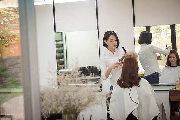 포토 JPG 우먼라이프 응시 여자 가위 실내 서기 웃음 앉기 상반신 20대 성인 두명 앞모습 뒷모습 뷰티 거울 한국인 미용실 미용사 이발 집중 머리다듬기 성인여자만 커트보 국내포토 직업 라이프스타일 시선 뷰포인트 컨셉 모션 문구용품 표정 사람 동양인 청년 내부 미용용품 뷰티샵 여자만 성인만 파일형식
