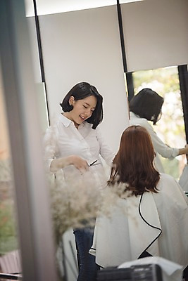 포토 JPG 우먼라이프 응시 여자 가위 실내 서기 웃음 앉기 상반신 20대 성인 두명 옆모습 뒷모습 아웃포커스 뷰티 한국인 미용실 미용사 이발 머리다듬기 성인여자만 커트보 국내포토 직업 라이프스타일 시선 뷰포인트 모션 문구용품 촬영기법 표정 사람 동양인 청년 내부 미용용품 뷰티샵 여자만 성인만 파일형식