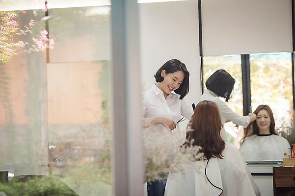 포토 JPG 우먼라이프 응시 여자 가위 실내 서기 웃음 앉기 상반신 20대 성인 두명 앞모습 뒷모습 아웃포커스 뷰티 거울 한국인 미용실 미용사 이발 머리다듬기 성인여자만 커트보 국내포토 직업 라이프스타일 시선 뷰포인트 모션 문구용품 촬영기법 표정 사람 동양인 청년 내부 미용용품 뷰티샵 여자만 성인만 파일형식