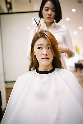 포토 JPG 우먼라이프 응시 여자 실내 서기 앉기 상반신 20대 성인 두명 앞모습 아웃포커스 뷰티 한국인 미용실 미용사 이발 고민 머리다듬기 미용가위 성인여자만 커트보 국내포토 직업 라이프스타일 시선 감정 뷰포인트 모션 가위_도구 촬영기법 사람 동양인 청년 내부 미용용품 뷰티샵 여자만 성인만 파일형식