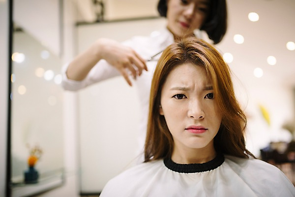 포토 JPG 우먼라이프 여자 실내 서기 앉기 상반신 20대 성인 두명 앞모습 아웃포커스 뷰티 한국인 찡그림 미용사 이발 머리다듬기 미용가위 성인여자만 커트보 국내포토 직업 라이프스타일 뷰포인트 모션 가위_도구 촬영기법 표정 사람 동양인 청년 내부 미용용품 여자만 성인만 파일형식