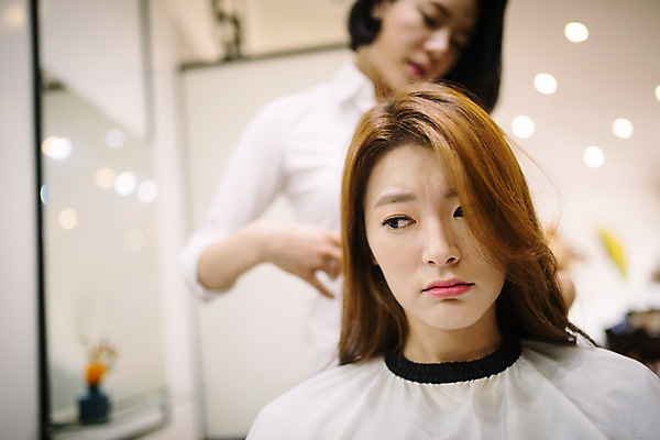 포토 JPG 우먼라이프 응시 여자 가위 실내 서기 앉기 상반신 20대 성인 두명 앞모습 아웃포커스 뷰티 한국인 찡그림 미용사 이발 고민 머리다듬기 성인여자만 커트보 국내포토 직업 라이프스타일 시선 감정 뷰포인트 모션 문구용품 촬영기법 표정 사람 동양인 청년 내부 미용용품 여자만 성인만 파일형식