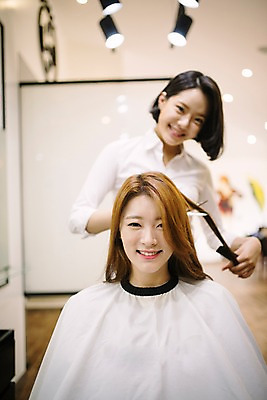 포토 JPG 우먼라이프 응시 여자 실내 서기 웃음 앉기 상반신 20대 성인 두명 앞모습 아웃포커스 뷰티 한국인 미용실 미용사 이발 머리다듬기 미용가위 성인여자만 커트보 국내포토 직업 라이프스타일 시선 뷰포인트 모션 가위_도구 촬영기법 표정 사람 동양인 청년 내부 미용용품 뷰티샵 여자만 성인만 파일형식