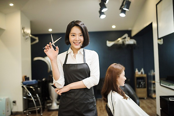 포토 JPG 우먼라이프 응시 여자 실내 서기 웃음 들기 앉기 상반신 20대 성인 두명 앞모습 옆모습 뷰티 한국인 미용실 미용사 이발 머리다듬기 미용가위 성인여자만 커트보 소상공인 국내포토 직업 라이프스타일 시선 뷰포인트 모션 가위_도구 표정 사람 동양인 청년 내부 경제 미용용품 뷰티샵 상인 여자만 성인만 파일형식