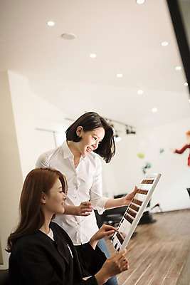 포토 JPG 우먼라이프 응시 여자 컬러 실내 서기 웃음 앉기 상반신 20대 성인 두명 옆모습 뷰티 한국인 미용실 미용사 염색 성인여자만 국내포토 직업 라이프스타일 시선 뷰포인트 모션 표정 사람 동양인 청년 내부 뷰티샵 여자만 성인만 파일형식