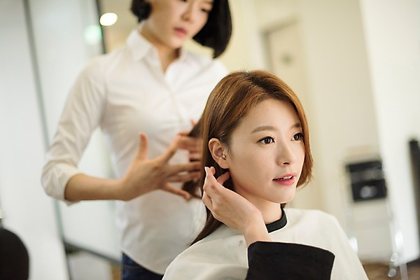 포토 JPG 우먼라이프 응시 여자 실내 서기 앉기 상반신 20대 성인 두명 앞모습 아웃포커스 뷰티 한국인 미용실 미용사 헤어관리 성인여자만 국내포토 직업 라이프스타일 시선 뷰포인트 모션 촬영기법 사람 동양인 청년 내부 뷰티샵 여자만 성인만 파일형식 인종 생활 상점