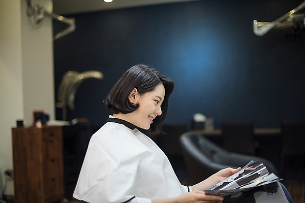 포토 JPG 우먼라이프 응시 여자 실내 한명 웃음 앉기 상반신 20대 성인 옆모습 아웃포커스 뷰티 한국인 잡지 미용실 성인여자한명만 드라이보 국내포토 1 라이프스타일 시선 뷰포인트 모션 촬영기법 표정 사람 동양인 청년 내부 간행물 미용용품 뷰티샵 여자한명만 성인여자만 파일형식