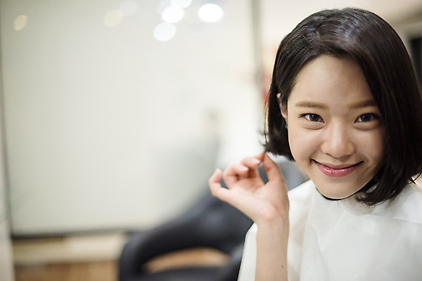 포토 JPG 우먼라이프 응시 여자 실내 한명 웃음 앉기 상반신 20대 성인 앞모습 아웃포커스 뷰티 한국인 미용실 성인여자한명만 드라이보 국내포토 1 라이프스타일 시선 뷰포인트 모션 촬영기법 표정 사람 동양인 청년 내부 미용용품 뷰티샵 여자한명만 성인여자만 파일형식