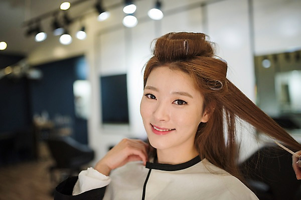 포토 JPG 우먼라이프 응시 여자 실내 한명 웃음 앉기 상반신 20대 성인 앞모습 뷰티 한국인 파마 미용실 헤어롤 머리셋팅 성인여자한명만 드라이보 국내포토 1 라이프스타일 헤어스타일 시선 뷰포인트 모션 표정 사람 동양인 청년 내부 미용용품 뷰티샵 여자한명만 성인여자만 파일형식