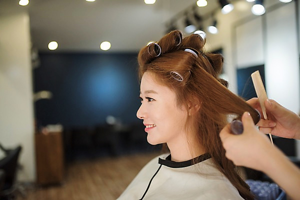 포토 JPG 우먼라이프 손 응시 여자 실내 웃음 앉기 상반신 20대 성인 두명 옆모습 신체부위 뷰티 한국인 파마 미용실 헤어롤 머리셋팅 성인여자만 드라이보 국내포토 라이프스타일 헤어스타일 시선 뷰포인트 모션 표정 사람 동양인 청년 내부 미용용품 뷰티샵 여자만 성인만 파일형식