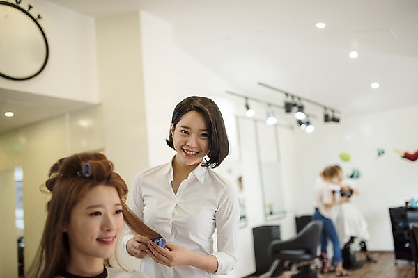 포토 JPG 우먼라이프 응시 여자 실내 서기 웃음 앉기 여러명 상반신 20대 성인 두명 앞모습 옆모습 아웃포커스 뷰티 한국인 파마 미용실 미용사 헤어롤 머리셋팅 성인여자만 드라이보 국내포토 직업 라이프스타일 헤어스타일 시선 뷰포인트 다수 모션 촬영기법 표정 사람 동양인 청년 내부 미용용품 뷰티샵 여자만 성인만 파일형식