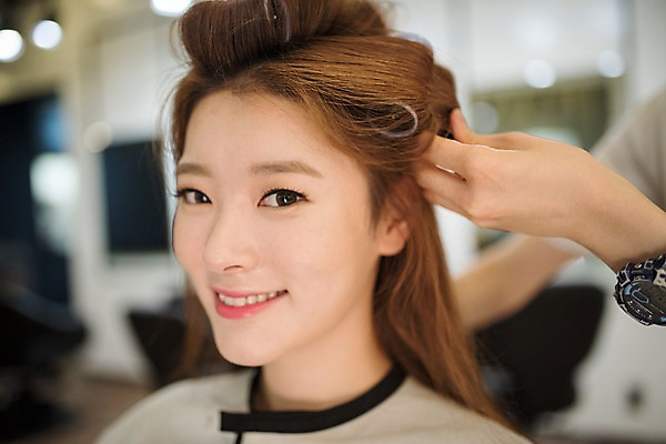 포토 JPG 우먼라이프 손 응시 여자 실내 웃음 앉기 상반신 20대 성인 두명 옆모습 신체부위 뷰티 한국인 파마 미용실 헤어롤 머리셋팅 성인여자만 드라이보 국내포토 라이프스타일 헤어스타일 시선 뷰포인트 모션 표정 사람 동양인 청년 내부 미용용품 뷰티샵 여자만 성인만 파일형식