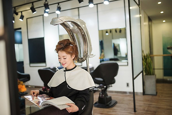 포토 JPG 우먼라이프 응시 여자 실내 한명 웃음 앉기 상반신 20대 성인 옆모습 뷰티 기계 한국인 파마 잡지 미용실 헤어롤 머리손질 성인여자한명만 가온기 국내포토 1 라이프스타일 헤어스타일 시선 뷰포인트 모션 표정 사람 동양인 청년 내부 간행물 미용용품 뷰티샵 여자한명만 성인여자만 파일형식